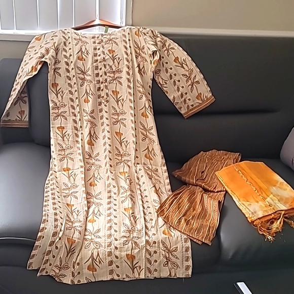 New medium salwar kameez 3 pc - Picture 1 of 5